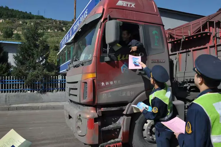 离石区治超办深入开展扫黑除恶专项斗争宣传活动