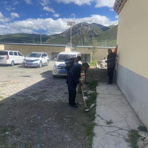 社区开展《“洁净草原祝伟大的党永葆青春”草原洁净行动》主题党日活动