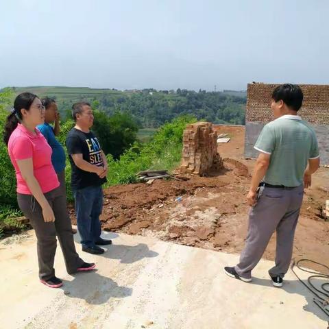 夏日炎炎送清凉 浓浓关怀促扶贫——泾渭建设公司工会前往杨顶村开展扶贫慰问活动