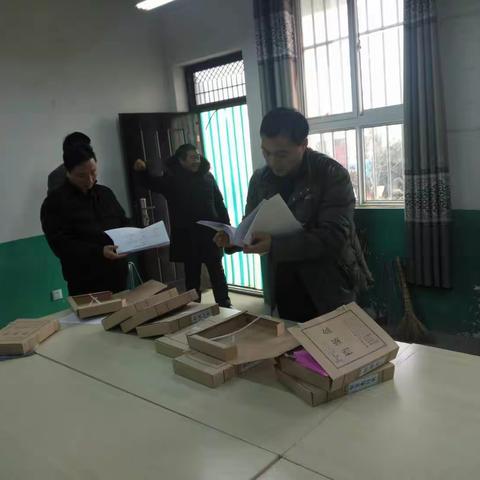 教体局副局长程国文带领冬季安全检查组到龙王小学检查指导工作