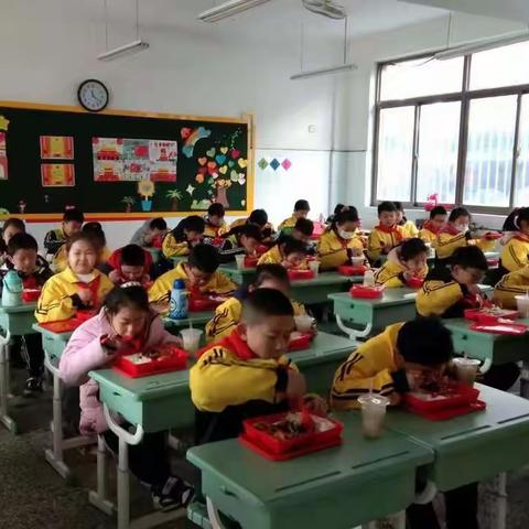 【服务文化 食育课程】——北辛街道中心小学开学第一天午餐课程有序开展