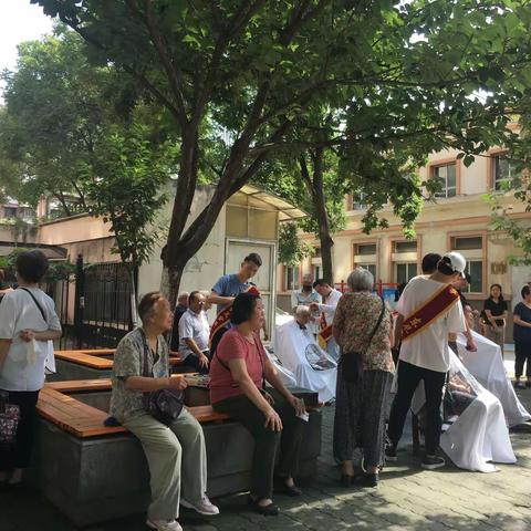 交大社区开展关爱长者从“头”做起志愿者活动