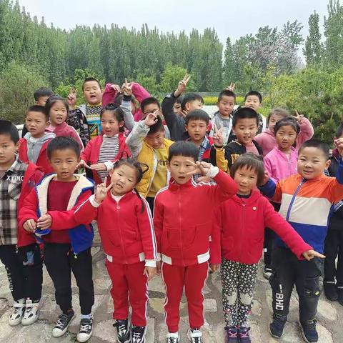 感知劳动的快乐——记大二班五一劳动节绘画活动