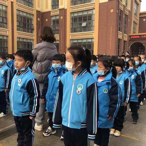 【清丰县诚睦路小学】一年级“重温行为规范、争做文明诚睦人”主题升旗活动