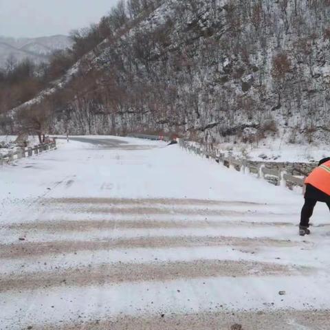 交通运输发展服务中心除雪防滑保道路畅通