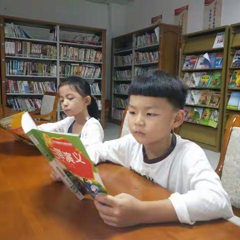 一二班刘思宇李雨函雨天泡书吧
