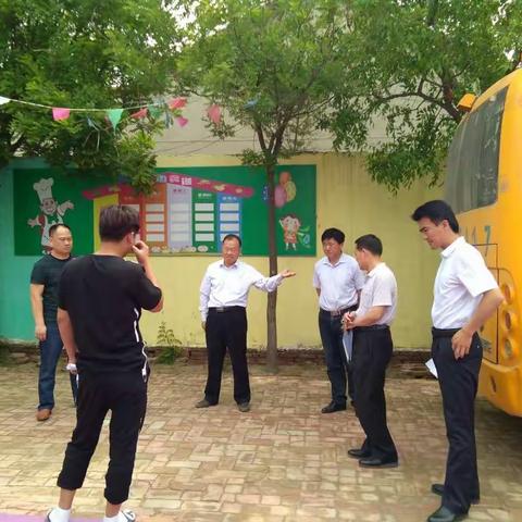 胡局长与安全科领导来崔口镇视导