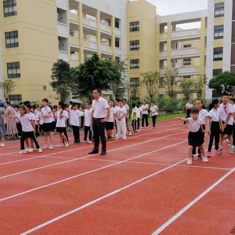 “康乐书香，自强不息，心向未来”——柳城县实验小学举行春季趣味运动会