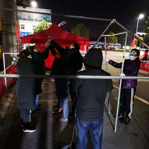 午夜，他们在坚守