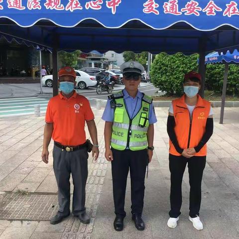 协助交警开展文明交通劝导活动