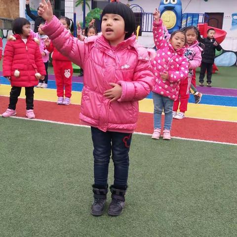 学前二班户外活动篇――最近早晚温差大，流感比较严重，我们多开展了一些户外活动，锻炼身体。让感冒离我们远远的
