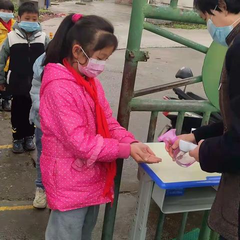 长平乡淡塘教学点疫情防控应急演练