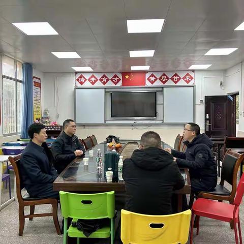领导关怀进校园，调研学校促发展