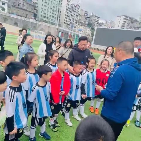 城七校白鹤梁校区-青葵二班～足下生辉，汗洒绿荫