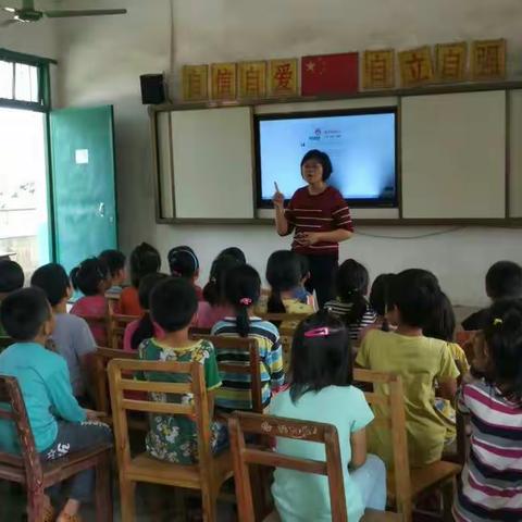 新谭小学全体师生观看防溺水教育视频