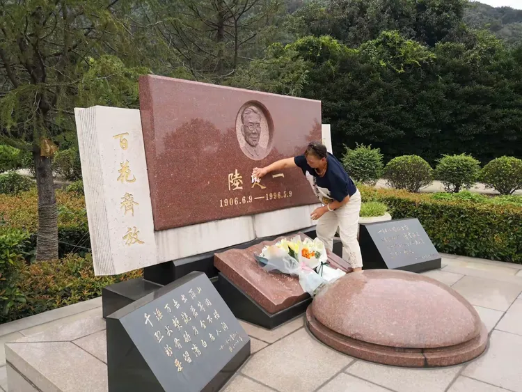 座落在太湖边无锡华侨公墓陵园内的陆定一:公墓阅读 3522018