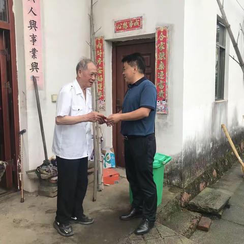 艾明华副主席走访慰问困难老党员