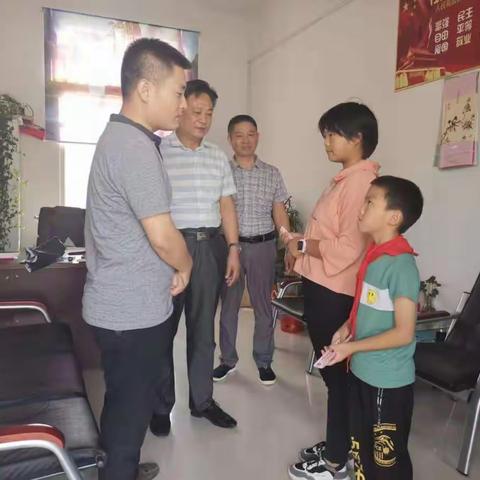 马畈镇中心学校和光山县农商银行马畈支行国庆节前送温暖