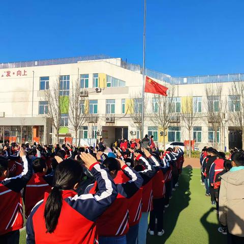 争章逐梦   “章”显风采——斜店乡南史村小学举行“红领巾奖章”二星章颁章仪式