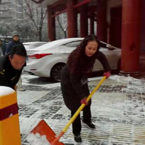 北院门街办组织执法中队督促商户清扫门前积雪，落实“门前三包”责任