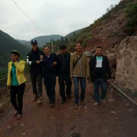 文广旅游干部忙，纷纷去到黄泥塘，同吃同住同劳动，撸起袖子加油干。——魁剑