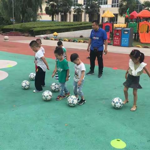 【家长助教】趣味足球⚽️海安县明道幼儿园