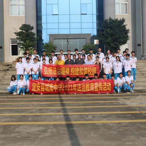 法庭变“课堂”——定安县城南中学团委组织学生零距离观看法院庭审现场