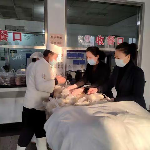 尖兵“亮剑” 冲锋在前 ——文旅餐饮公司 文旅央厨公司竭力守卫防疫“后勤线”