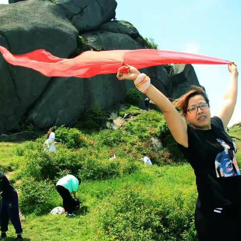 只慕梦里杜鹃红，扶苍山上几多情。（三）