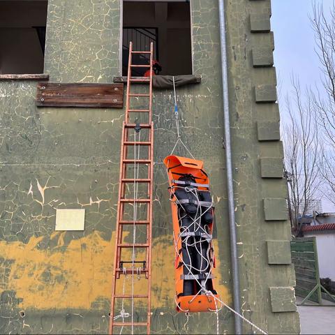 横山夏州消防救援站开展地下有限空间救援——利用二阶拉梯救援