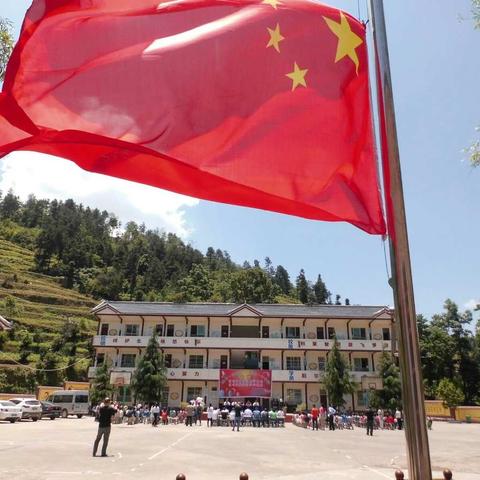 献出一片爱心，托起一片希望 ――记贫困山区“六一”儿童节校园捐赠活动