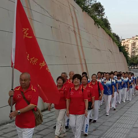 2023年8月8日全民健身日，定南县老年体协社保分会队员在定南之窗徒步。