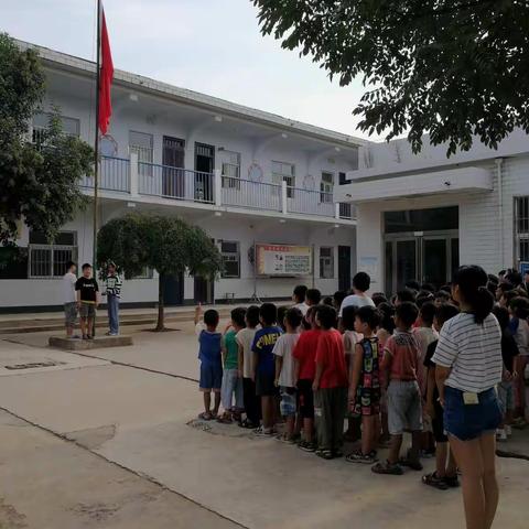 东坡学校新学期开学举行升国旗仪式