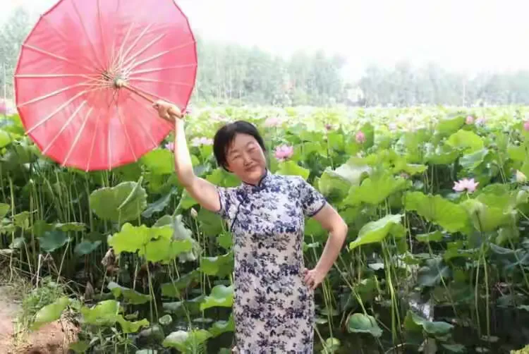 2016年7月2日应丽丽之邀，到卧龙回龙村看荷花，庆方丽丽与李顺芳结婚3o周年。