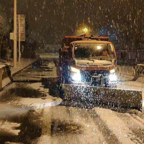 不畏严寒战冰雪环卫工人勇当先