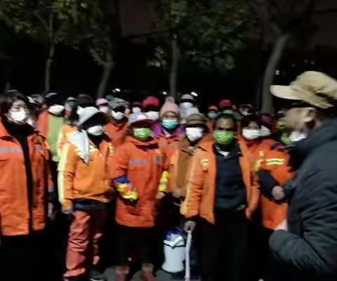 全力以赴驰援江汉大学南苑学生公寓方舱医院的“橙衣战士”