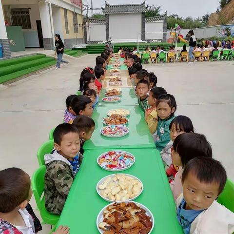 大羊街乡中心幼儿园                               “中秋”“国庆”庆祝会