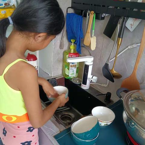 快乐的暑假生活结束了，回想整个暑假生活我过得不算充实，但还是有不尽完美的地方，我每天都帮着姥姥一起做家。