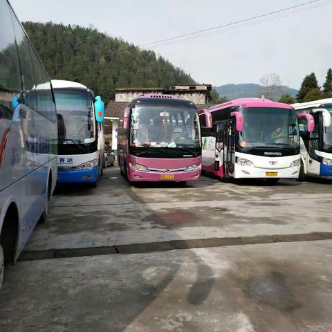 2017春季旅游活动劳动实践记录篇，恩施市逸夫小学102中队全体师生及家长们走进乡村学校献爱心