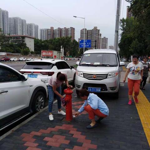 路长日大擦洗 路段环境更靓丽