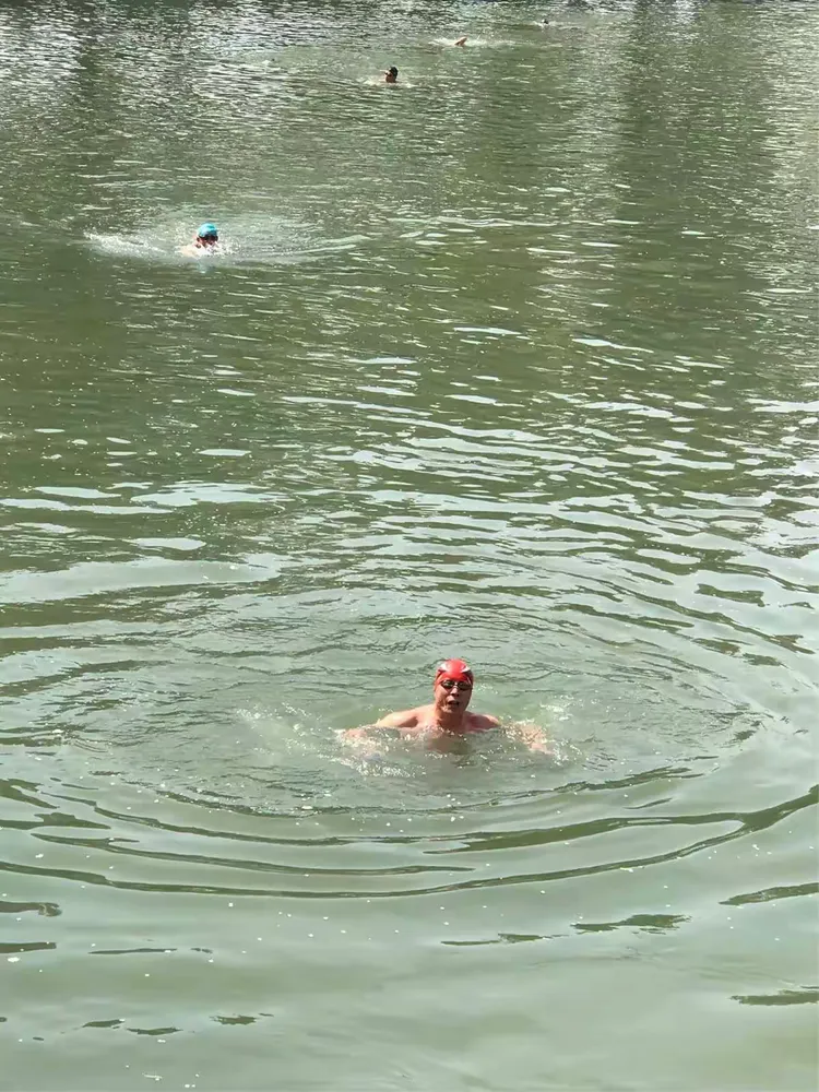 东风渠,一个飘着花瓣的天然游泳池