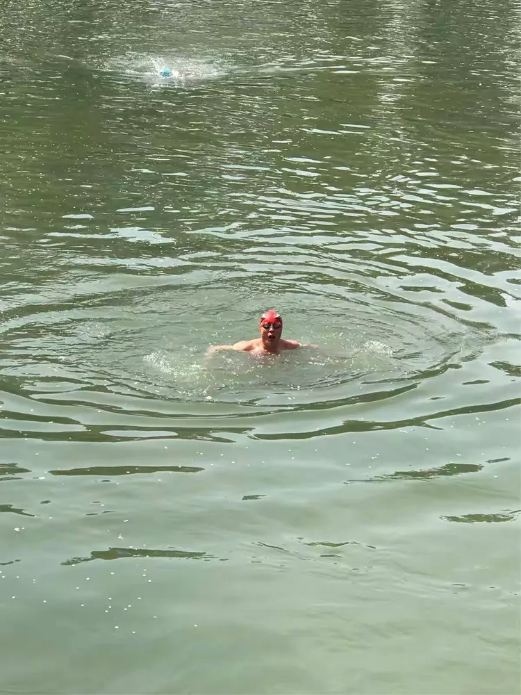 东风渠,一个飘着花瓣的天然游泳池