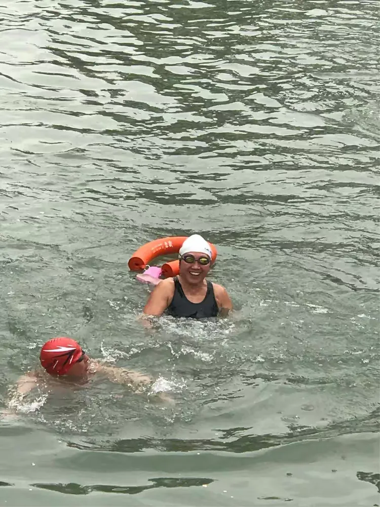 东风渠,一个飘着花瓣的天然游泳池