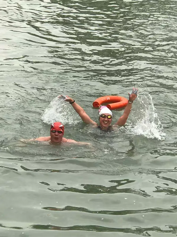 东风渠,一个飘着花瓣的天然游泳池