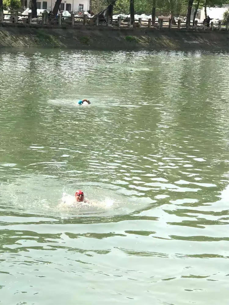 东风渠,一个飘着花瓣的天然游泳池