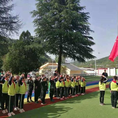 党旗飘飘迎全运，红心颗颗洒汗水                                         ——大赵峪桃园小学春季田径运动会