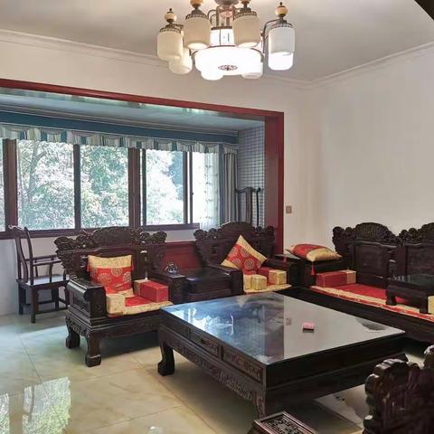 出租：盛景名居200万红木家具套三双卫4楼 2空调  18000/年 有钥匙🔑随时看 69008