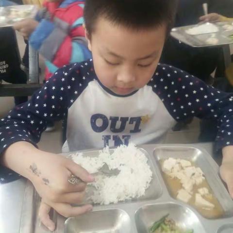 四月份活动：走进小学食堂