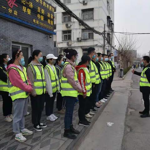 华龙区城市管理局 下沉社区协助开展核酸检测工作