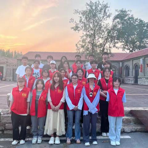 山东电子职业技术学院      助力乡村振兴                         大学生志愿者走进木厂涧村做墙绘纪实